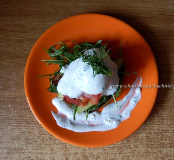 Grzanka z awokado, rukolą, pomidorem i jajkiem – śniadanie w stylu francuskim